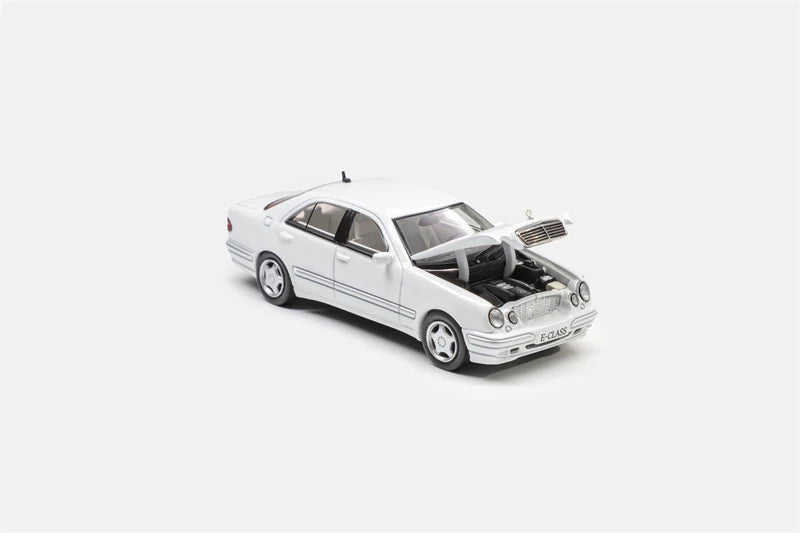 Maxwell 1:64 E320 W210 Diecast Model Car