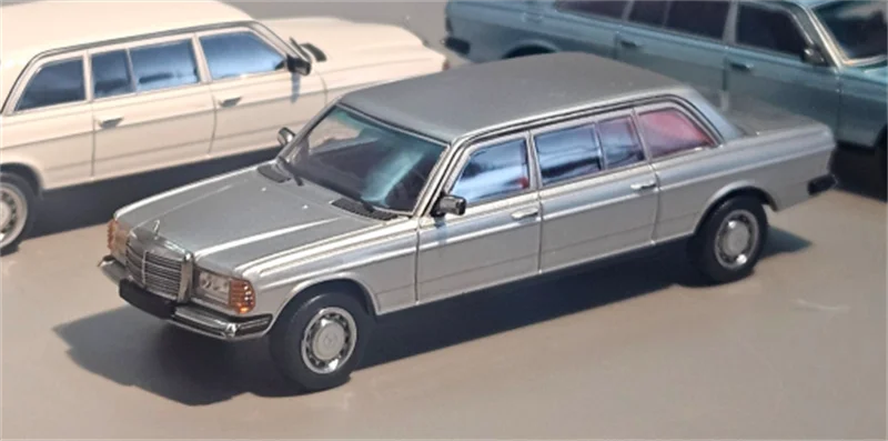 GOC x JiYi 1:64 V123 long-wheelbase (LWB) Version Diecast Model Car