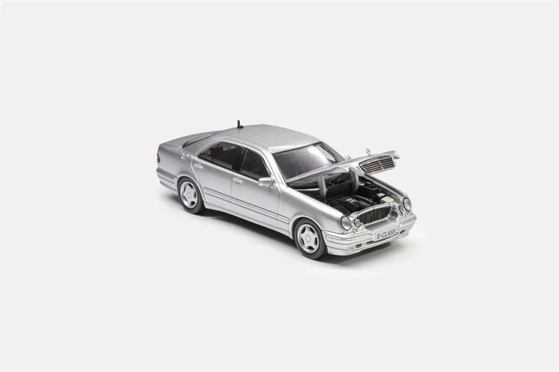 Maxwell 1:64 E320 W210 Diecast Model Car
