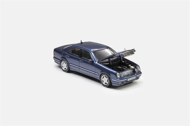 Maxwell 1:64 E320 W210 Diecast Model Car